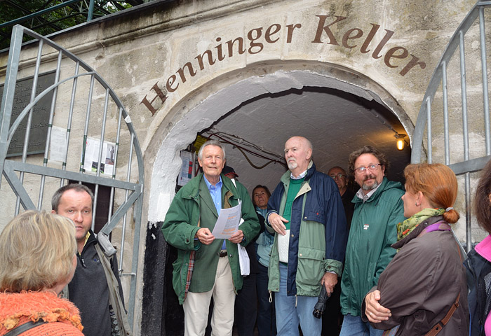 Alt-OB Dr. Dietmar Hahlweg begrüßt die Teilnehmer am Eingang des Henninger Kellers zu seiner Führung am 27. August 2011.